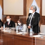 斎藤元彦兵庫県知事と面会し、あいさつに立つインドネシアのヘリ駐日大使（右）＝県公館