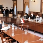 斎藤元彦兵庫県知事と面会し、あいさつに立つインドネシアのヘリ駐日大使（右）＝県公館
