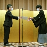 第６２期王位就位式で就位状を受け取る藤井聡太王位。左は日本将棋連盟の佐藤康光会長＝２８日午後、東京都千代田区（代表撮影）
