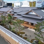 最初の県庁舎を復元した「初代県庁館」（小型無人機で撮影）＝神戸市兵庫区中之島２（撮影・辰巳直之）