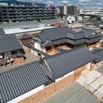 幕末維新期に設置された最初の県庁舎を復元した「初代県庁館」（小型無人機で撮影）＝神戸市兵庫区中之島２（撮影・辰巳直之）
