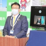 閉幕後の会見で発言する清元秀泰市長＝２９日午後、姫路市安田４
