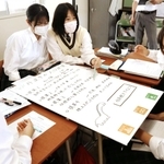 丹波市の人口政策について話し合う生徒＝丹波市春日町、氷上高校