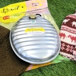注文が殺到しているトタン製湯たんぽ。若い女性を意識した北欧柄のカバーもある＝姫路市船津町、尾上製作所