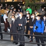 候補者の最後の訴えに耳を傾ける有権者＝３０日夜、神戸市内（撮影・吉田敦史、画像の一部を加工しています）