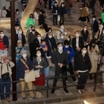 候補者の最後の訴えに耳を傾ける有権者ら＝３０日夜、神戸市内（撮影・吉田敦史、画像の一部を加工しています）