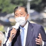 応援演説をする石破茂元幹事長＝３０日午前、養父市八鹿町朝倉