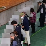 投票用紙に記入する有権者ら＝３１日午前、兵庫県内（撮影・坂井萌香）
