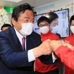 支援者とともに喜ぶ赤羽一嘉氏＝神戸市兵庫区水木通８（撮影・鈴木雅之）