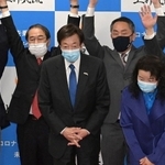 当選確実の知らせを受けバンザイ三唱で祝福される久元喜造氏＝神戸市中央区御幸通８（撮影・秋山亮太）