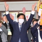 当選を確実とし、支持者たちと万歳三唱する山口壮氏＝相生市旭１（撮影・大山伸一郎）
