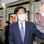 当選を確実とし、支援者と喜ぶ山口壮氏＝相生市旭１（撮影・大山伸一郎）
