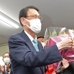 支持者から花束を贈られ、グータッチをして喜ぶ渡海紀三朗氏＝加古川市加古川町粟津（撮影・笠原次郎）