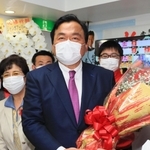 花束を受け取り、支援者とともに喜ぶ赤羽一嘉氏＝神戸市兵庫区水木通８（撮影・鈴木雅之）