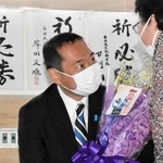 支援者から花束を受け取り、当選を喜ぶ藤井比早之氏＝西脇市野村町
