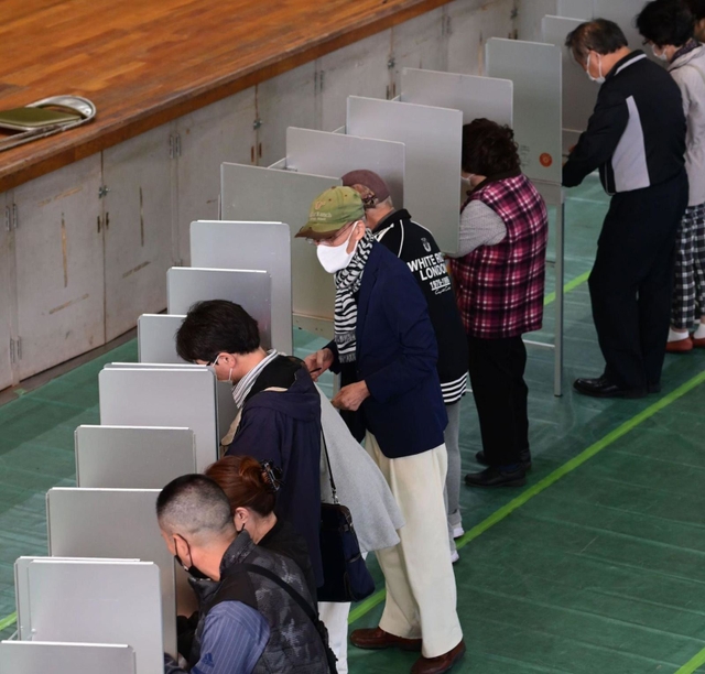 投票用紙に記入する有権者ら＝３１日午前、神戸市中央区港島中町３（撮影・坂井萌香）