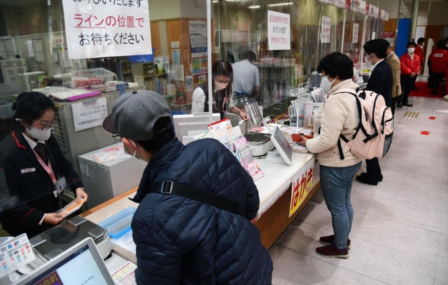 ２０２２年の年賀はがきの販売に合わせ購入者が朝早くから訪れた＝１日午前、神戸市中央区栄町通６、神戸中央郵便局（撮影・坂井萌香）