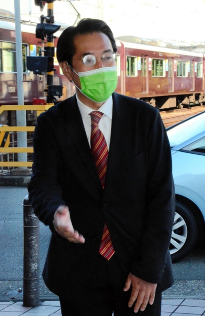 当選から一夜明け、決意を新たに街頭に立つ市村浩一郎氏＝１日午前、阪急逆瀬川駅前