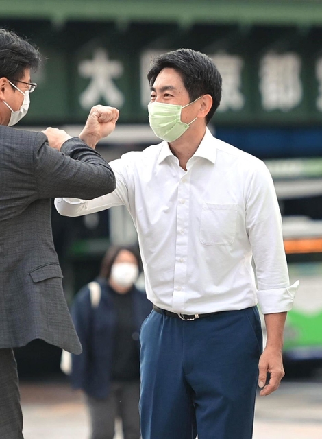 比例復活し、通勤する人らにあいさつする一谷勇一郎氏＝１日午前、ＪＲ三ノ宮駅前（撮影・秋山亮太）