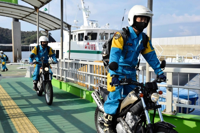 船からオフロードバイクごと上陸し、情報収集に出発する警察官＝南あわじ市沼島