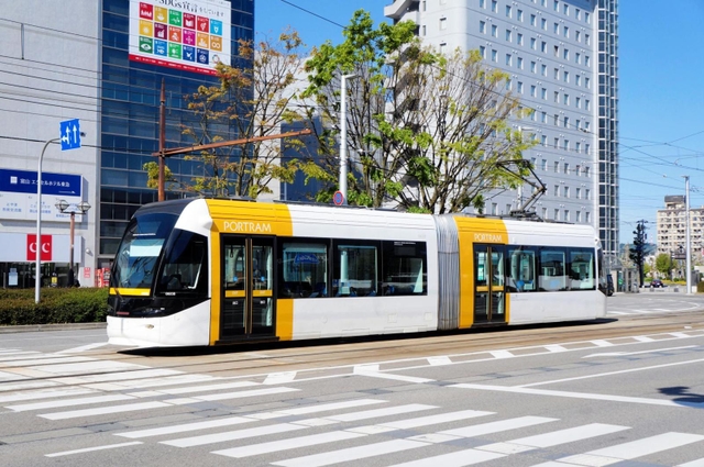 国内で唯一運行している富山市のＬＲＴ車両。低床式車両で、乗り降りしやすいのが特徴だ＝富山市内（富山地方鉄道提供）
