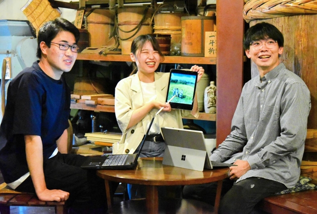 酒蔵や日本酒の魅力を発信する３人の大学生＝淡路市久留麻、千年一酒造