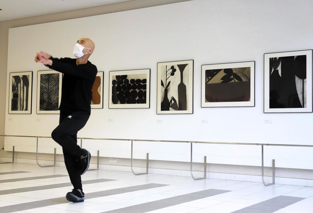 舛次崇さんの作品の前で岩下徹さんが踊った＝神戸市東灘区岡本８、甲南大学岡本キャンパス