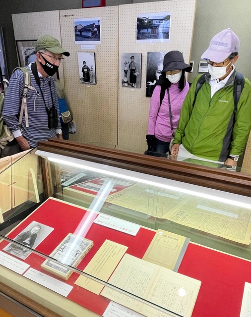三木露風が宮沢賢治に宛てた手紙の控えを残した直筆メモ（手前）を展示した特別展「三木露風とふるさと」の会場＝たつの市龍野町上霞城、霞城館