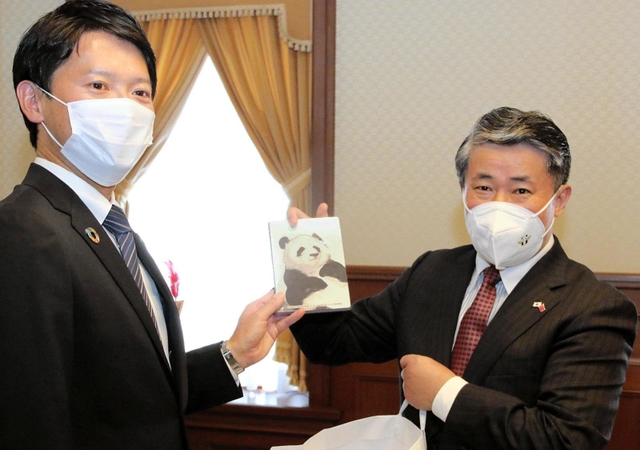 斎藤元彦兵庫県知事（左）を表敬訪問した薛剣・中国駐大阪総領事＝県公館