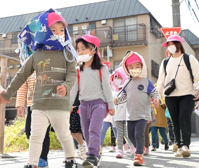 避難訓練で近くの高校へ移動する園児ら＝５日午前、神戸市中央区東川崎町（撮影・秋山亮太）