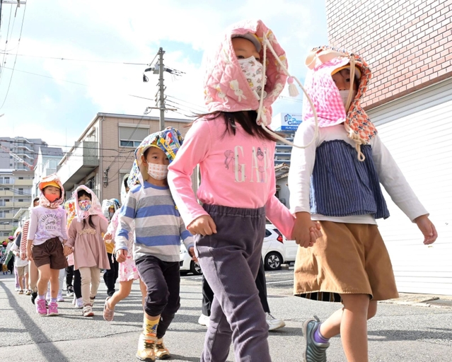 津波避難訓練で避難場所まで逃げる園児ら＝５日午前、神戸市中央区東川崎町（撮影・秋山亮太）
