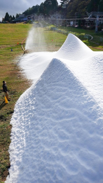 ゲレンデを白く染めていく人工雪＝５日午後、神戸市灘区六甲山町
