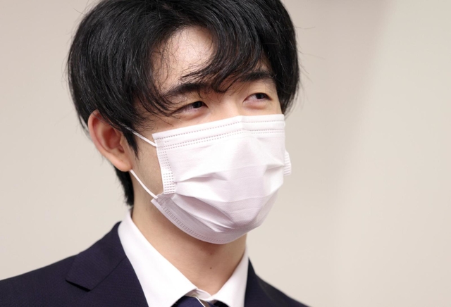 王位就位式の前にインタビューに応じる藤井聡太王位＝１０月２８日、東京都千代田区