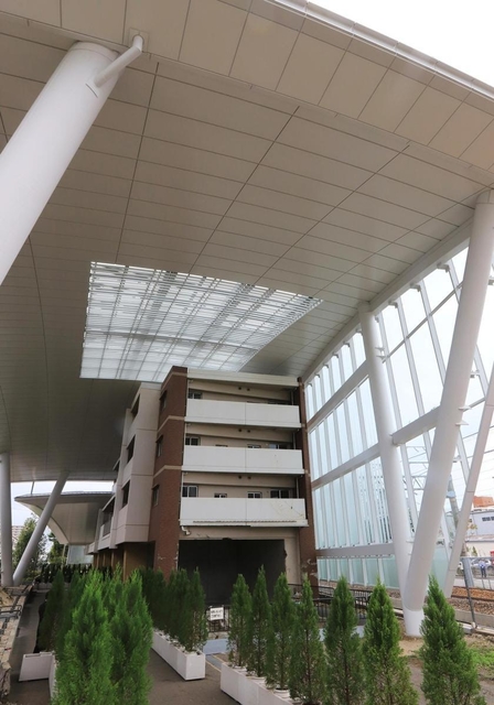 事故現場となった９階マンションは４階部分までが残され、巨大なアーチ型の屋根に覆われた＝尼崎市久々知３