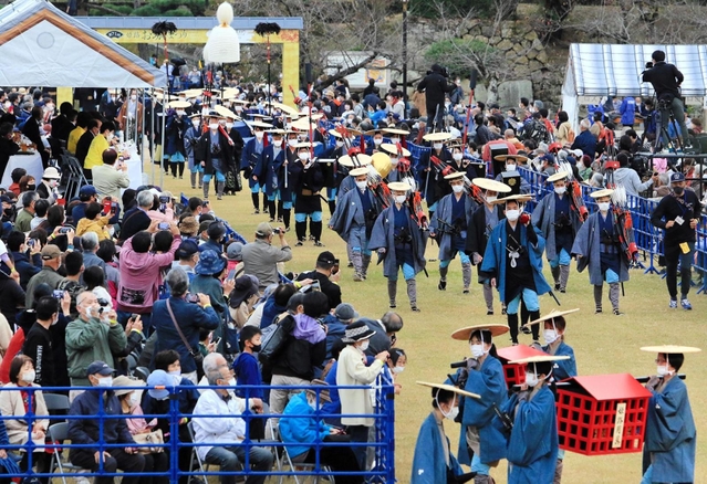 時代考証に基づいて衣装や調度品を復元し、初めて再現された「姫路大名行列」＝６日午後、姫路市本町