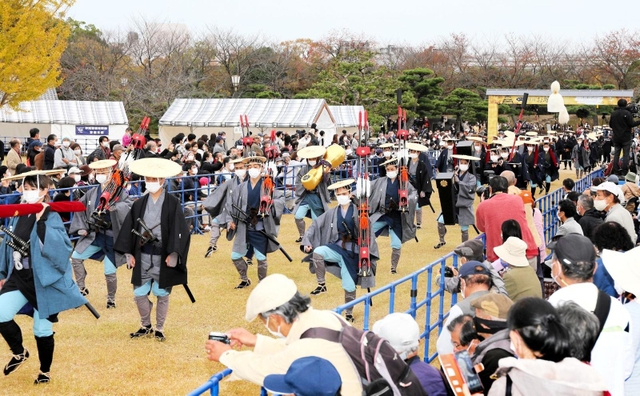 時代考証に基づいて衣装や調度品を復元し、初めて再現された「姫路大名行列」＝６日午後、姫路市本町