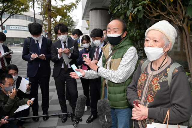 ＪＲ西の説明会終了後、取材に応じる遺族の藤崎光子さん（右）と上田弘志さん＝伊丹市内（撮影・秋山亮太）