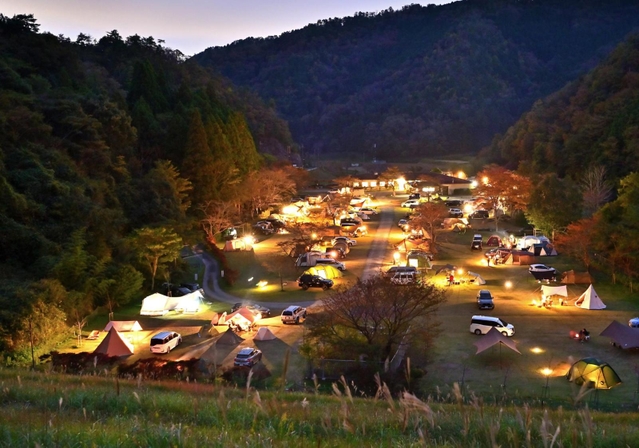 京阪神から家族連れらが詰めかけるオートキャンプ場。ダムのある高台から見られるテントの明かりが連なる夜景が人気という＝丹波篠山市小坂、ハイマート佐仲オートキャンプ場