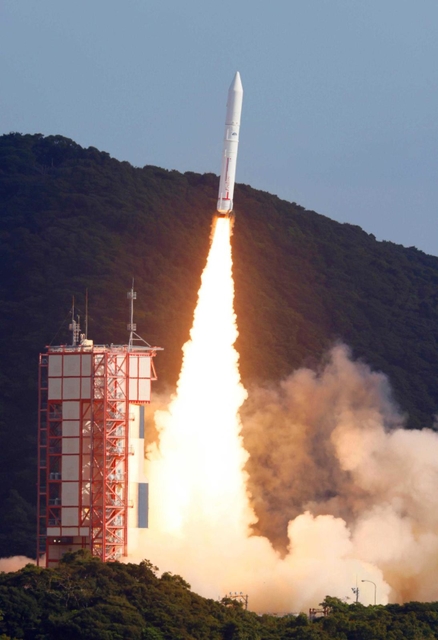 ９機の衛星を搭載し、打ち上げられる小型ロケット「イプシロン」５号機＝９日午前９時５５分、鹿児島県肝付町の内之浦宇宙空間観測所