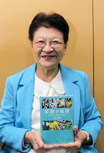 「刑務所でのボランティアを通じて、高校や大学を卒業できるのは幸せなことだと気づいた」と話す小崎佳奈子さん＝神戸市内