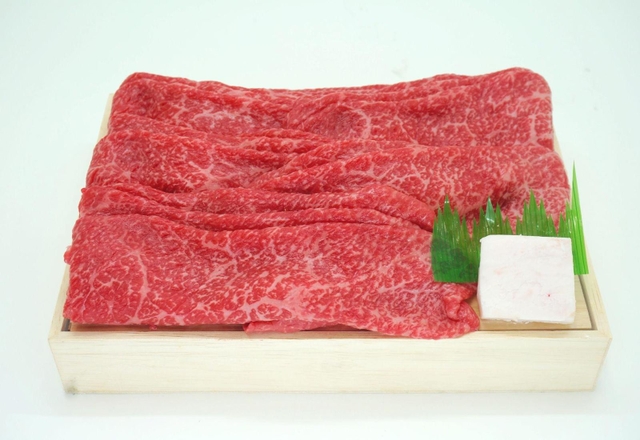 「ふるさとひょうご寄付金」の返礼品に加わった神戸牛のモモすき焼き肉（兵庫県提供）