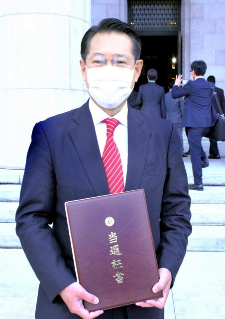 当選証書を手に登院した市村浩一郎氏＝国会議事堂