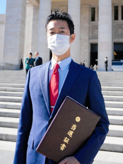 決意を新たにする井坂信彦氏＝国会議事堂