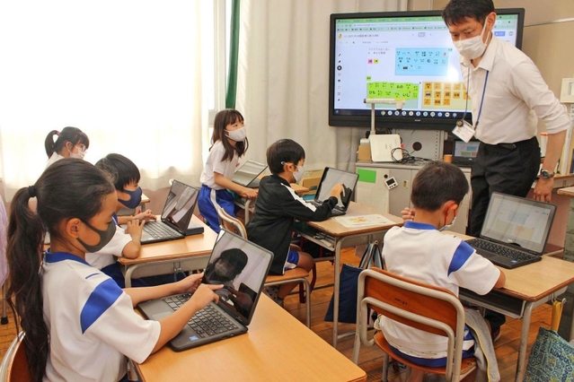 さまざまな場面で情報端末を取り入れる谷川雅敏教諭（右端）の授業＝姫路市広畑区高浜町３、市立広畑第二小学校