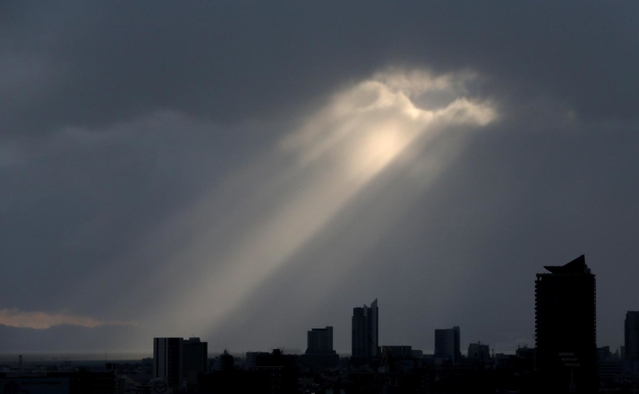 雲間から“天使のはしご”を思わせる日差しが漏れた＝１１日午後、神戸市中央区