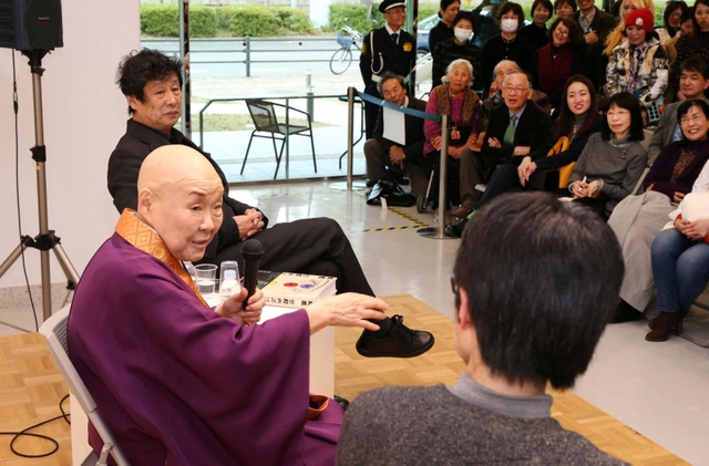 長年交流する横尾忠則さん（左奥）と軽妙なトークを繰り広げる瀬戸内寂聴さん（手前左）＝２０１５年１２月、神戸市灘区原田通３、横尾忠則現代美術館