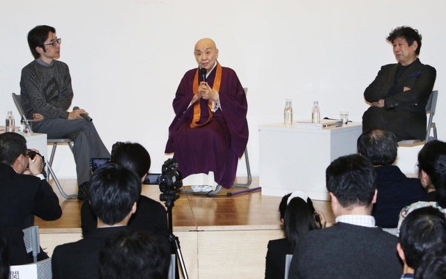 長年交流する横尾忠則さん（右）らと軽妙なトークを繰り広げる瀬戸内寂聴さん（中央）＝２０１５年１２月、神戸市灘区原田通３、横尾忠則現代美術館