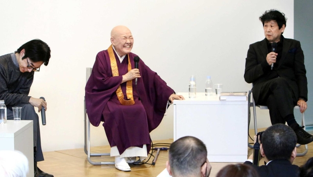 長年交流する横尾忠則さん（右）らと軽妙なトークを繰り広げる瀬戸内寂聴さん（中央）＝２０１５年１２月、神戸市灘区原田通３、横尾忠則現代美術館