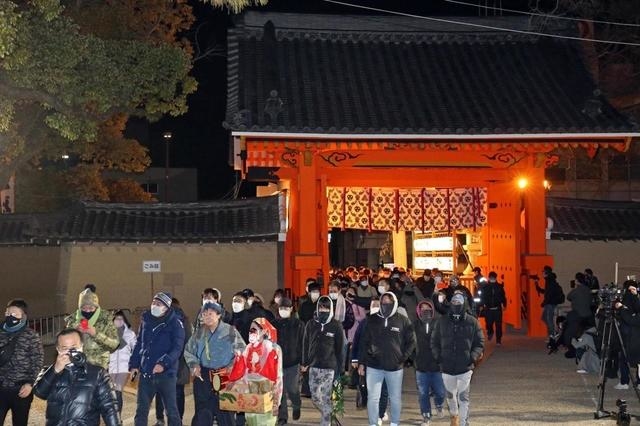 開門とともに本殿に向かって歩き出す参拝者たち＝２０２１年１月１０日、西宮神社