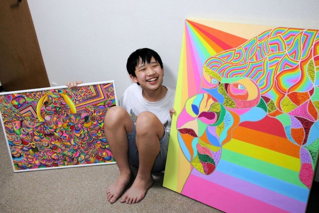 地元で開く次の個展に向け、創作を続ける柳生千裕さん＝西宮市内